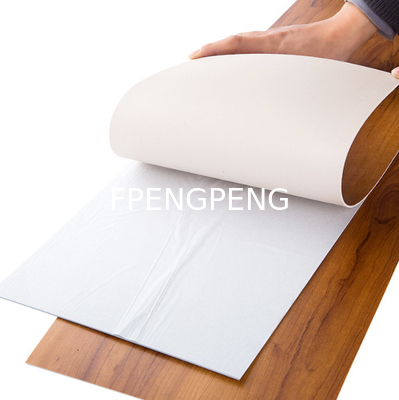 Obtenga la solución perfecta de pisos con pisos de PVC y piso autoadhesivo de PVC de opción duradera